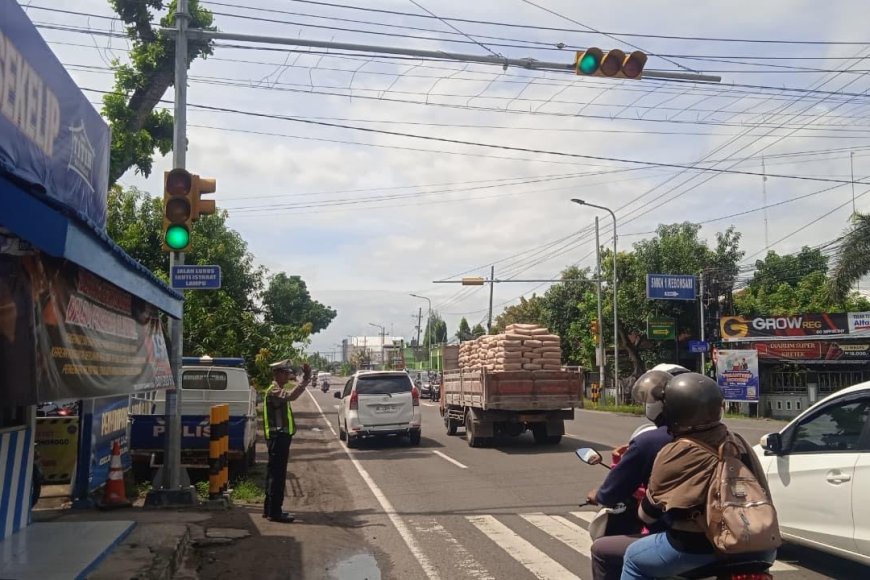 Antisipasi Kecelakaan dan Macet, Satlantas Polres Madiun Siaga Penuh di Pos 12.05 Sekelip