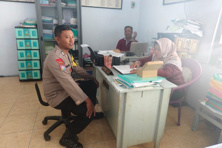 Sinergi Wujudkan Ketahanan Pangan, Bhabinkamtibmas Desa Kuwu Sambangi Perangkat Desa