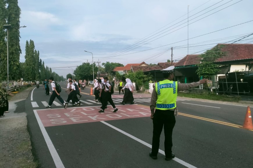 Jaga Kelancaran Arus Lalu Lintas, Polsek Balerejo Gelar Pam Penampilan Pagi di Titik Rawan