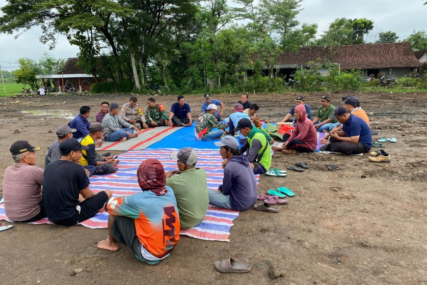 Kawal Ekonomi Kerakyatan, TNI-Polri Hadiri Slametan Pembangunan Koperasi Desa Merah Putih (KDMP) di Sogo