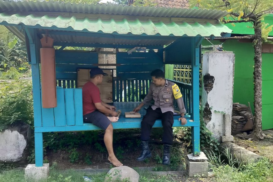 Sinergi TNI-Polri di Balerejo: Aipda Iwan Hertanto Ajak Warga Sumberbening Aktifkan Poskamling dan Ketahanan Pangan