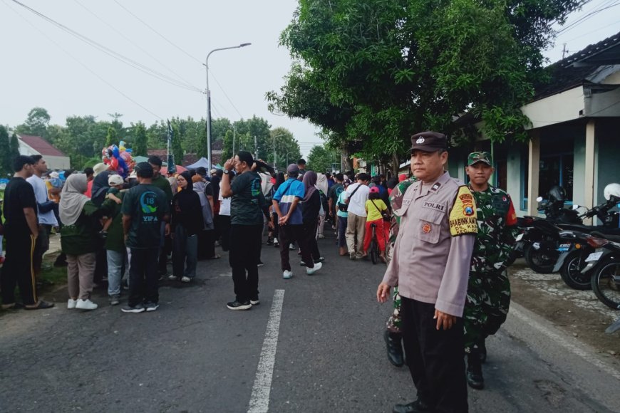 Minggu Sehat di Desa Kaibon, Polsek Geger Kawal Kemeriahan Jalan Santai HUT Ke-18 Klinik Yepa Husada