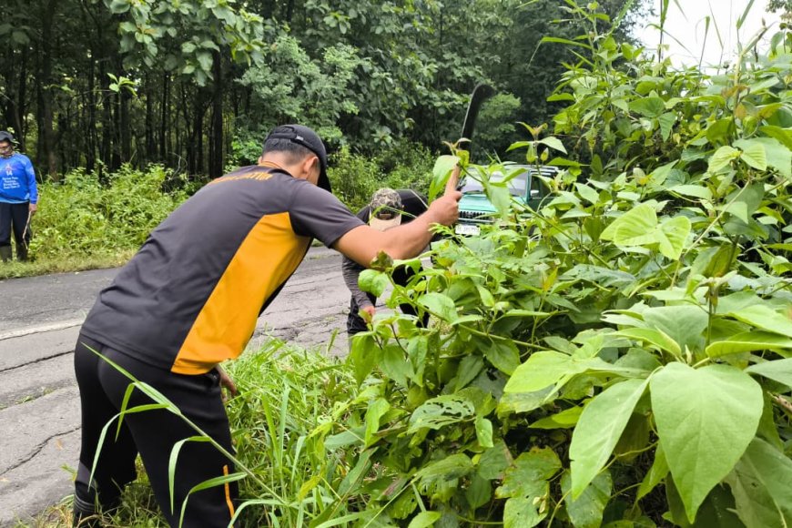 Bhabinkamtibmas Desa Pajaran Bersama Warga Kerja Bakti Bersihkan Bahu Jalan Desa